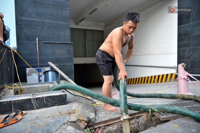 Ảnh: Dầu lắng cặn, bốc mùi nồng nặc khi thau rửa bể nước tại khu đô thị Hà Nội sau sự cố ô nhiễm nước sông Đà - Ảnh 14.