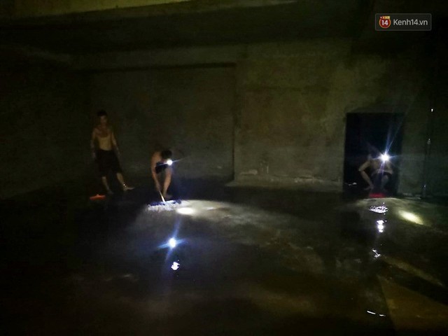 Ảnh: Dầu lắng cặn, bốc mùi nồng nặc khi thau rửa bể nước tại khu đô thị Hà Nội sau sự cố ô nhiễm nước sông Đà - Ảnh 6.