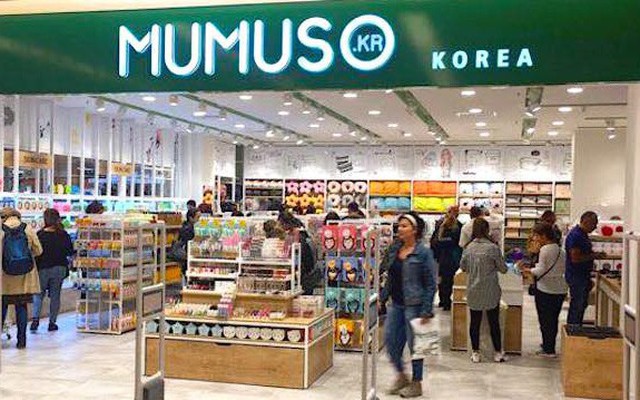 Sản phẩm in tiếng Hàn vô nghĩa nhưng xuất xứ Trung Quốc, Mumuso bị điều tra đạo nhái thương hiệu Hàn Quốc và bị yêu cầu đóng cửa văn phòng