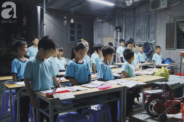 Chuyện về lớp học 0 đồng giữa Sài Gòn: Hai vợ chồng lấy tiền lương, bán vàng cưới để giúp trẻ em nghèo được học chữ - Ảnh 1.