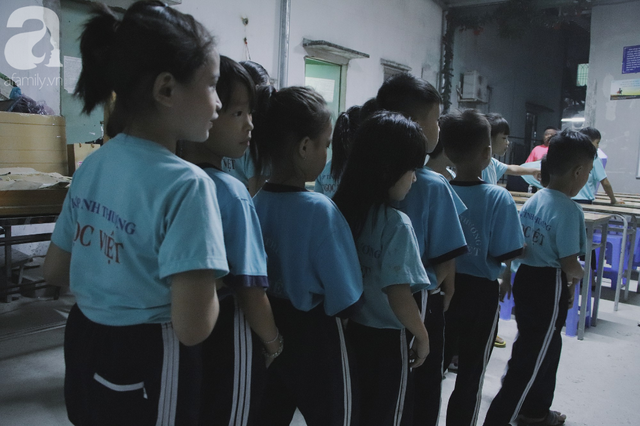 Chuyện về lớp học 0 đồng giữa Sài Gòn: Hai vợ chồng lấy tiền lương, bán vàng cưới để giúp trẻ em nghèo được học chữ - Ảnh 14. Chuyện về lớp học 0 đồng giữa Sài Gòn: Hai vợ chồng lấy tiền lương, bán vàng cưới để giúp trẻ em nghèo được học chữ - Ảnh 14.