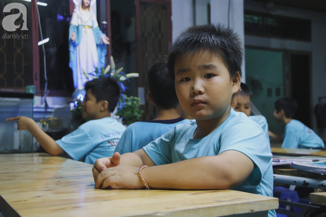 Chuyện về lớp học 0 đồng giữa Sài Gòn: Hai vợ chồng lấy tiền lương, bán vàng cưới để giúp trẻ em nghèo được học chữ - Ảnh 4.