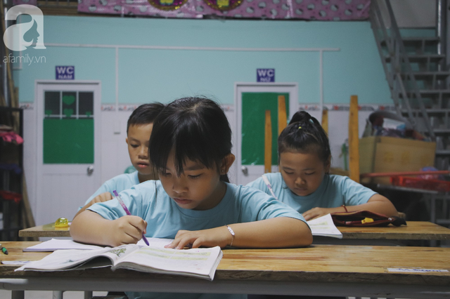 Chuyện về lớp học 0 đồng giữa Sài Gòn: Hai vợ chồng lấy tiền lương, bán vàng cưới để giúp trẻ em nghèo được học chữ - Ảnh 6.