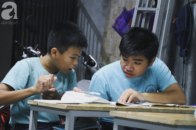 Chuyện về lớp học 0 đồng giữa Sài Gòn: Hai vợ chồng lấy tiền lương, bán vàng cưới để giúp trẻ em nghèo được học chữ - Ảnh 7. Chuyện về lớp học 0 đồng giữa Sài Gòn: Hai vợ chồng lấy tiền lương, bán vàng cưới để giúp trẻ em nghèo được học chữ - Ảnh 7.