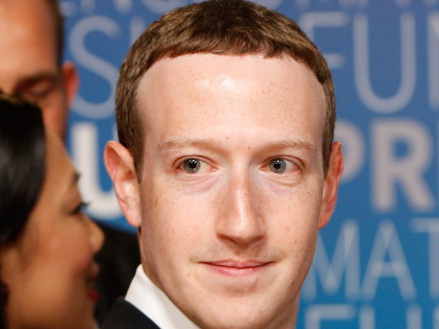 Để kiểu tóc ‘bát úp quý tộc’ đi điều trần trước Quốc hội Mỹ, Mark Zuckerberg bị một nữ Nghị sỹ ‘cà khịa’ ngay tại trận và bị ‘troll’ bất tận trên Twitter - Ảnh 1.