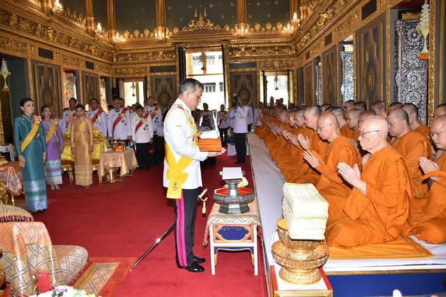  Giữa xôn xao phế truất Hoàng phi, Hoàng gia Thái Lan đăng ảnh Nhà vua-Hoàng hậu như hình với bóng 3 ngày liên tiếp - Ảnh 3.