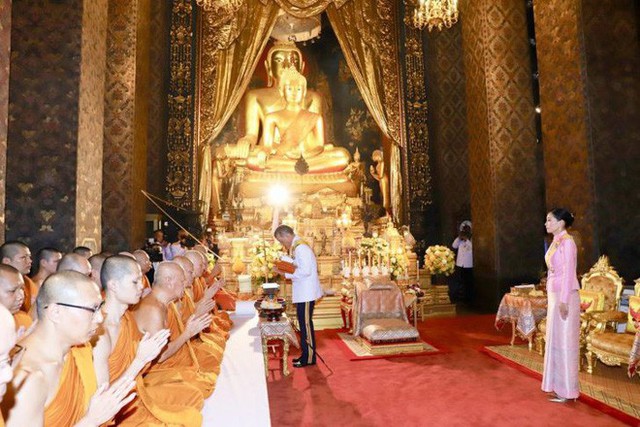  Giữa xôn xao phế truất Hoàng phi, Hoàng gia Thái Lan đăng ảnh Nhà vua-Hoàng hậu như hình với bóng 3 ngày liên tiếp - Ảnh 5.