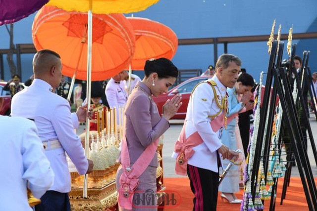  Giữa xôn xao phế truất Hoàng phi, Hoàng gia Thái Lan đăng ảnh Nhà vua-Hoàng hậu như hình với bóng 3 ngày liên tiếp - Ảnh 7.