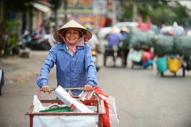 Những người phụ nữ nhặt ve chai ở Sài Gòn nuôi con đậu đại học - Ảnh 5.