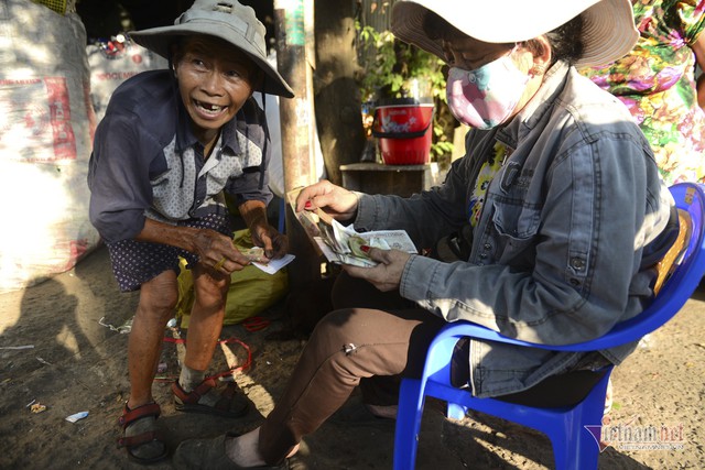 Những người phụ nữ nhặt ve chai ở Sài Gòn nuôi con đậu đại học - Ảnh 10.