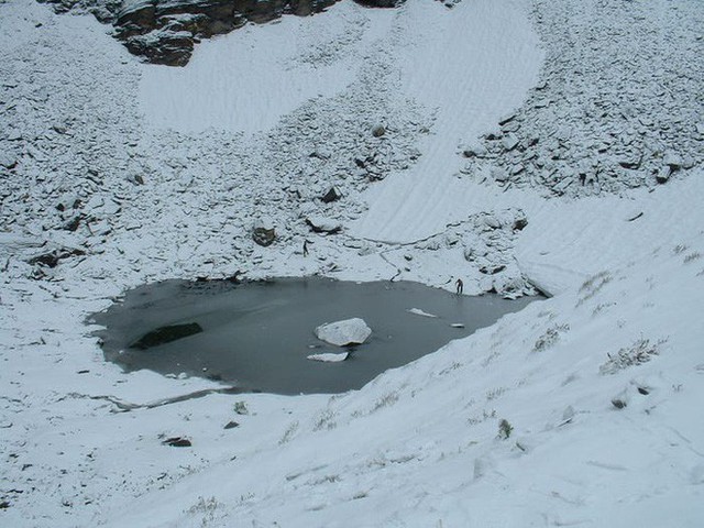 Bí ẩn chưa có lời giải về hồ nước chứa đầy xương người trên dãy Himalayas - Ảnh 11.