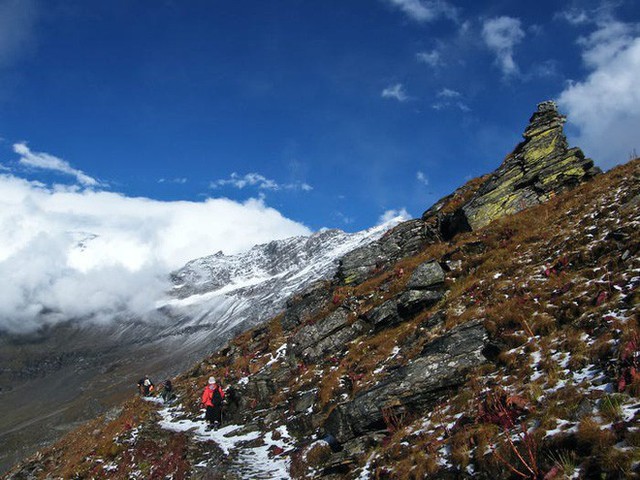 Bí ẩn chưa có lời giải về hồ nước chứa đầy xương người trên dãy Himalayas - Ảnh 4.