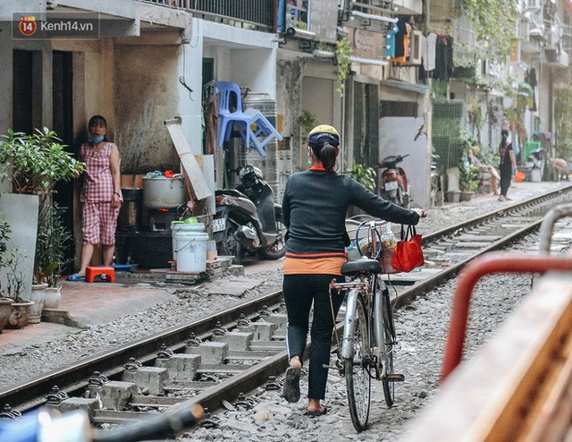 Hơn 2 tuần kể từ khi xóm cà phê đường tàu bị xóa sổ, hàng trăm du khách nước ngoài vẫn tìm đến xin được chụp ảnh - Ảnh 7.