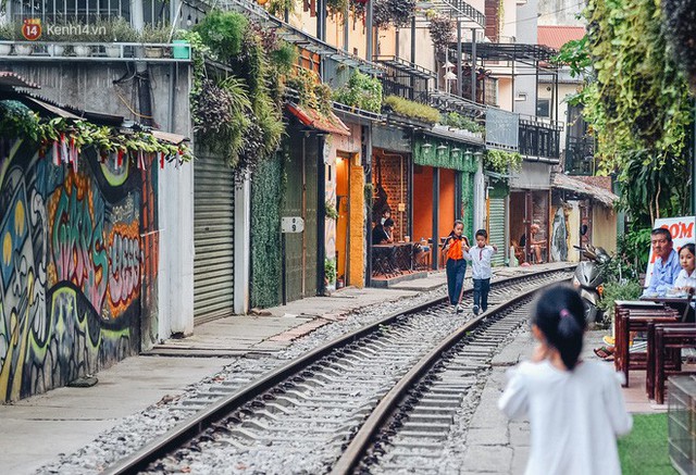 Hơn 2 tuần kể từ khi xóm cà phê đường tàu bị xóa sổ, hàng trăm du khách nước ngoài vẫn tìm đến xin được chụp ảnh - Ảnh 9.