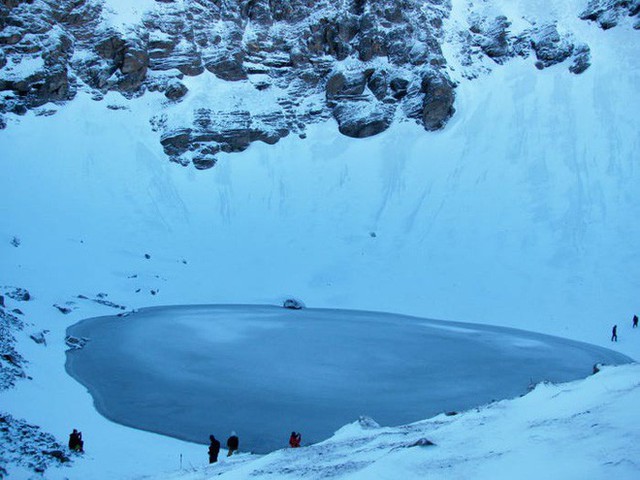 Bí ẩn chưa có lời giải về hồ nước chứa đầy xương người trên dãy Himalayas - Ảnh 9.