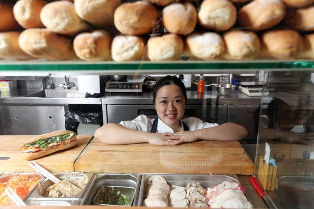 Báo ngoại kể câu chuyện bánh mì Việt: Từ khởi đầu khiêm tốn đến món ăn ‘thần thánh’ chinh phục cả thế giới, từ 20.000 đồng đến cả 100 USD/ổ nhưng không thiếu người muốn thử - Ảnh 1.