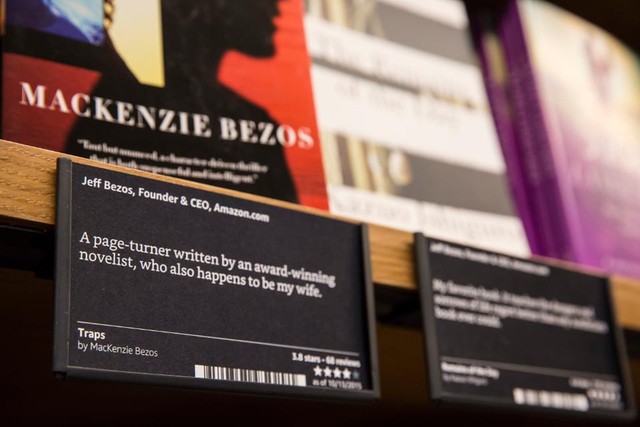 Nhìn lại những nấc thang 55 cuộc đời của tỷ phú Jeff Bezos: Từ gã bán sách bị Phố Wall mỉa mai đến vị trị số 1 chưa có người thay thế - Ảnh 12.