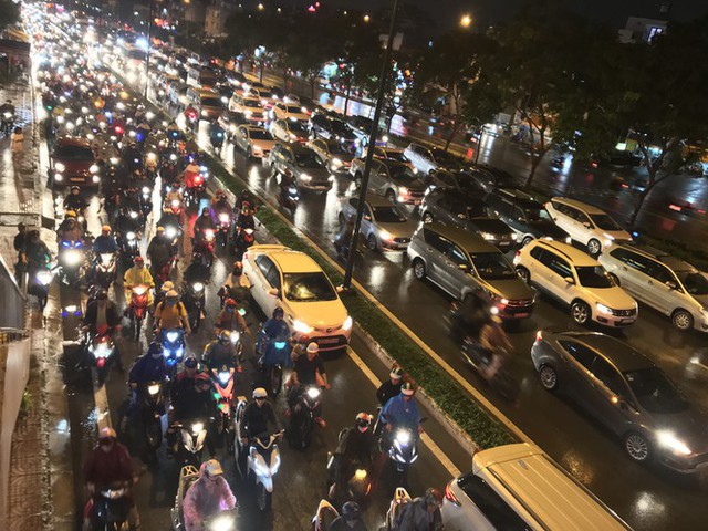 Đường phố Sài Gòn kẹt xe kinh hoàng sau cơn mưa chiều - Ảnh 2.