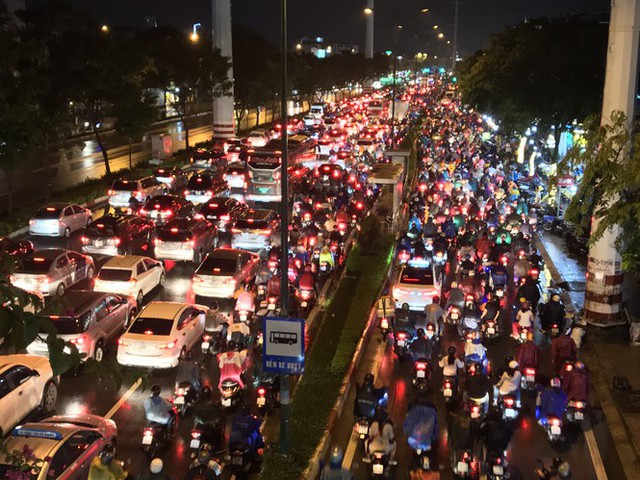 Đường phố Sài Gòn kẹt xe kinh hoàng sau cơn mưa chiều - Ảnh 5.