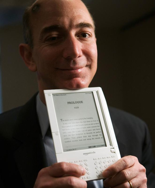 Nhìn lại những nấc thang 55 cuộc đời của tỷ phú Jeff Bezos: Từ gã bán sách bị Phố Wall mỉa mai đến vị trị số 1 chưa có người thay thế - Ảnh 7.