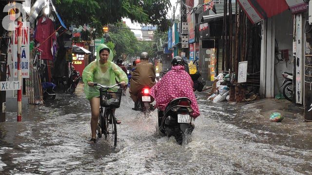 Hà Nội đón mưa lớn sau chuỗi ngày nắng hanh, người dân vui mừng vì ô nhiễm không khí được giảm đáng kể - Ảnh 7.