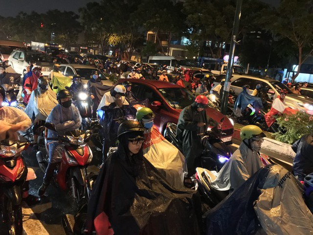 Đường phố Sài Gòn kẹt xe kinh hoàng sau cơn mưa chiều - Ảnh 7.