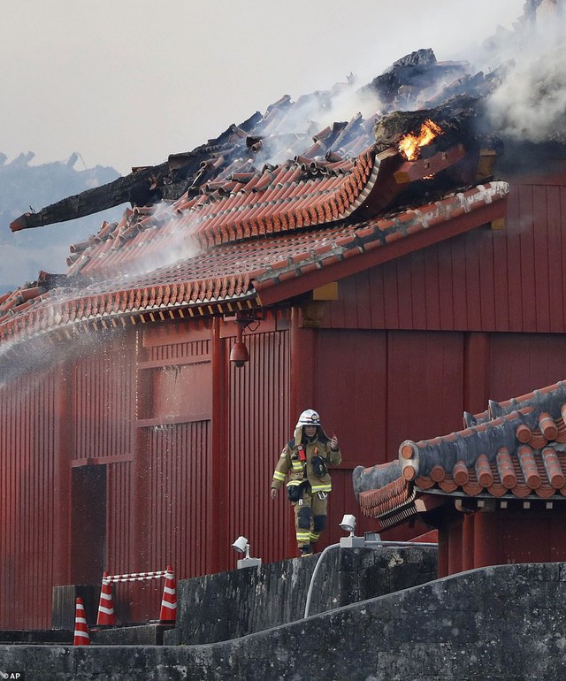 Khoảnh khắc kinh hoàng khi lâu đài Shuri 600 năm tuổi của Nhật Bản chìm trong biển lửa - Ảnh 8.