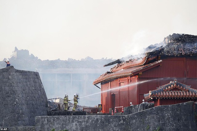 Khoảnh khắc kinh hoàng khi lâu đài Shuri 600 năm tuổi của Nhật Bản chìm trong biển lửa - Ảnh 9.