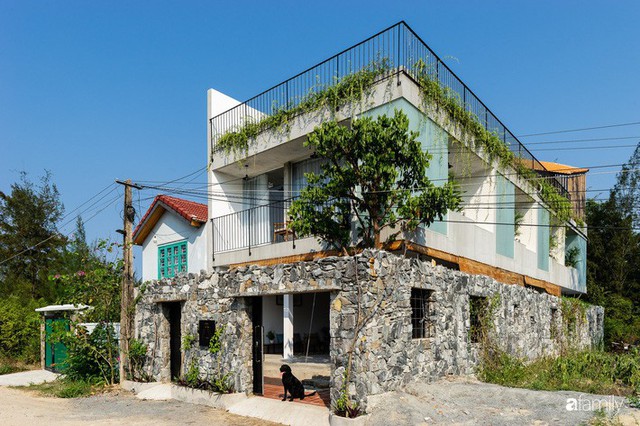 Ngôi nhà cách biển vài bước chân có vẻ đẹp thân thuộc, tạo nên chốn đi về ấm áp cho vợ chồng trẻ ở Quảng Nam - Ảnh 1. Ngôi nhà cách biển vài bước chân có vẻ đẹp thân thuộc, tạo nên chốn đi về ấm áp cho vợ chồng trẻ ở Quảng Nam - Ảnh 1.