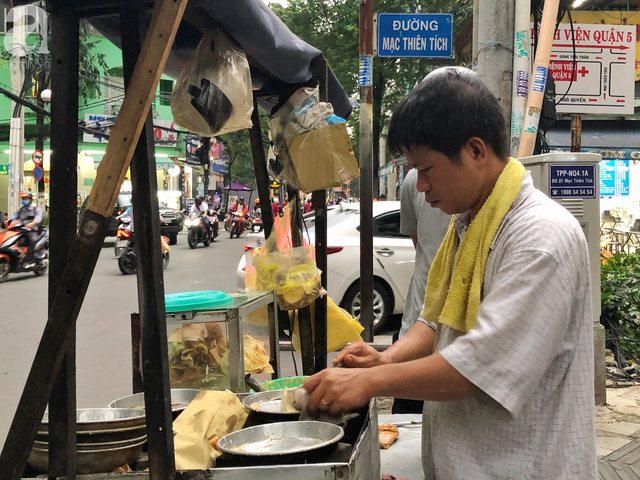 Xe bánh nướng vui vẻ của ông chú Sài Gòn, khách hàng đến chỉ có cười tít mắt: Chụp hình tui mỏ nhọn nhớ photoshop lại cho đẹp nha - Ảnh 1.