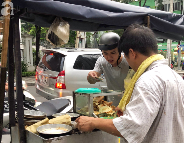 Xe bánh nướng vui vẻ của ông chú Sài Gòn, khách hàng đến chỉ có cười tít mắt: Chụp hình tui mỏ nhọn nhớ photoshop lại cho đẹp nha - Ảnh 2.