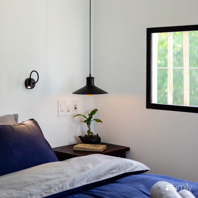 Ngôi nhà cách biển vài bước chân có vẻ đẹp thân thuộc, tạo nên chốn đi về ấm áp cho vợ chồng trẻ ở Quảng Nam - Ảnh 11. Ngôi nhà cách biển vài bước chân có vẻ đẹp thân thuộc, tạo nên chốn đi về ấm áp cho vợ chồng trẻ ở Quảng Nam - Ảnh 11.