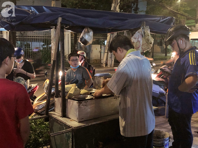 Xe bánh nướng vui vẻ của ông chú Sài Gòn, khách hàng đến chỉ có cười tít mắt: Chụp hình tui mỏ nhọn nhớ photoshop lại cho đẹp nha - Ảnh 11.