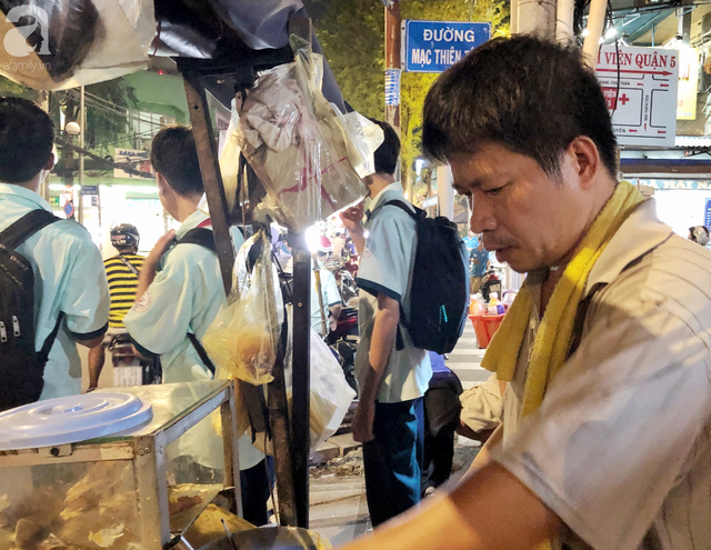 Xe bánh nướng vui vẻ của ông chú Sài Gòn, khách hàng đến chỉ có cười tít mắt: Chụp hình tui mỏ nhọn nhớ photoshop lại cho đẹp nha - Ảnh 12.