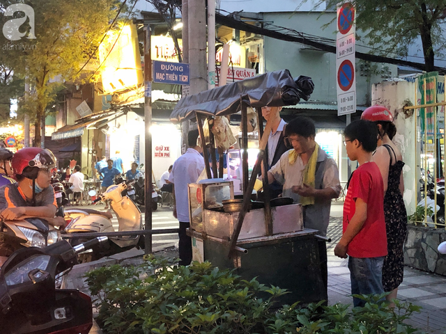 Xe bánh nướng vui vẻ của ông chú Sài Gòn, khách hàng đến chỉ có cười tít mắt: Chụp hình tui mỏ nhọn nhớ photoshop lại cho đẹp nha - Ảnh 15.