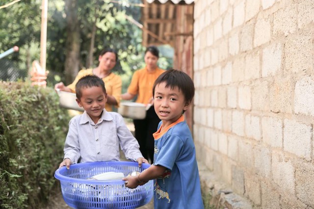 Lễ khai giảng “có cơm” của em bé nơi rẻo cao - Ảnh 3.