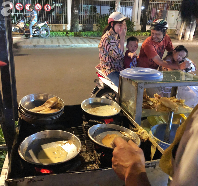 Xe bánh nướng vui vẻ của ông chú Sài Gòn, khách hàng đến chỉ có cười tít mắt: Chụp hình tui mỏ nhọn nhớ photoshop lại cho đẹp nha - Ảnh 3.
