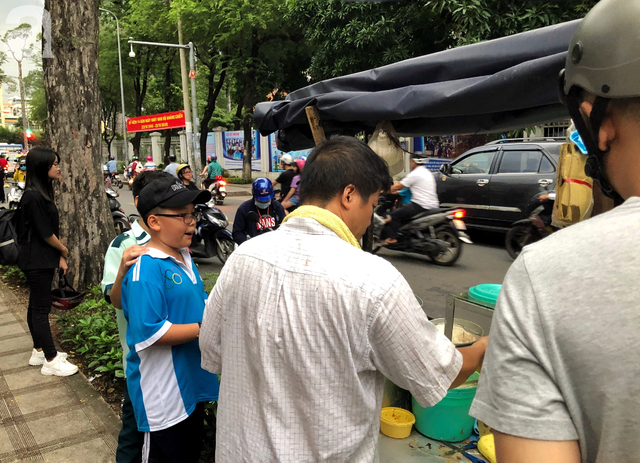 Xe bánh nướng vui vẻ của ông chú Sài Gòn, khách hàng đến chỉ có cười tít mắt: Chụp hình tui mỏ nhọn nhớ photoshop lại cho đẹp nha - Ảnh 7.