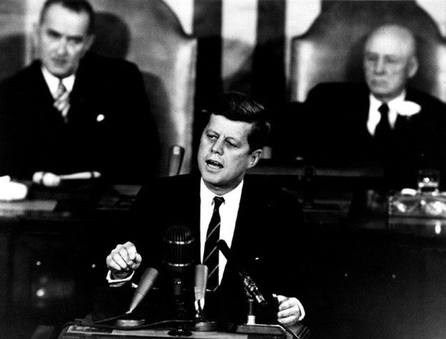  6 năm sau ngày Tổng thống Kennedy bị ám sát, người ta tìm thấy mẩu giấy trên mộ ông: Bên trong viết gì? - Ảnh 4.