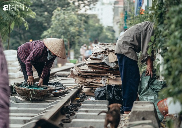 Đi uống cà phê ở phố đường tàu Phùng Hưng: Sự nhếch nhác đằng sau những tấm ảnh đẹp, nguy hiểm cận kề chỉ vài chục cm! - Ảnh 28.