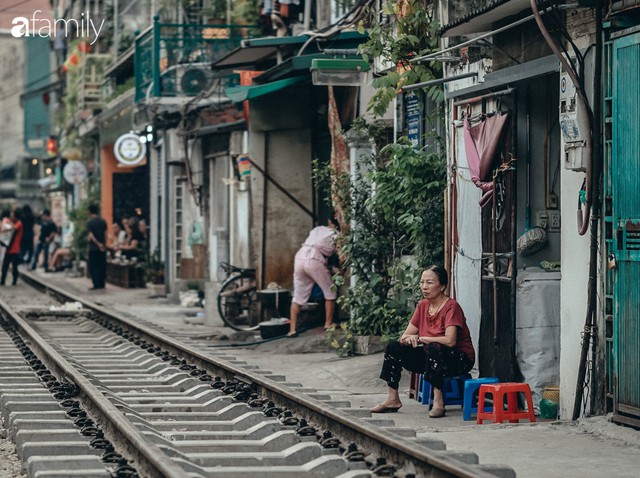 Đi uống cà phê ở phố đường tàu Phùng Hưng: Sự nhếch nhác đằng sau những tấm ảnh đẹp, nguy hiểm cận kề chỉ vài chục cm! - Ảnh 29.