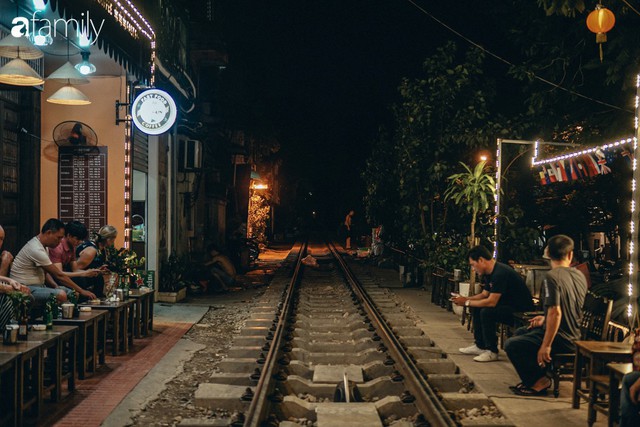 Đi uống cà phê ở phố đường tàu Phùng Hưng: Sự nhếch nhác đằng sau những tấm ảnh đẹp, nguy hiểm cận kề chỉ vài chục cm! - Ảnh 32.