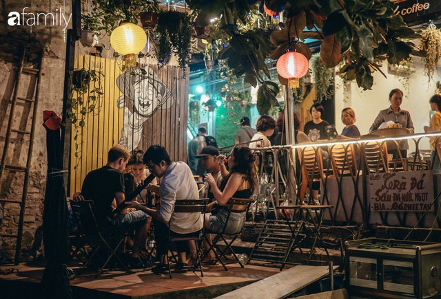 Đi uống cà phê ở phố đường tàu Phùng Hưng: Sự nhếch nhác đằng sau những tấm ảnh đẹp, nguy hiểm cận kề chỉ vài chục cm! - Ảnh 41.