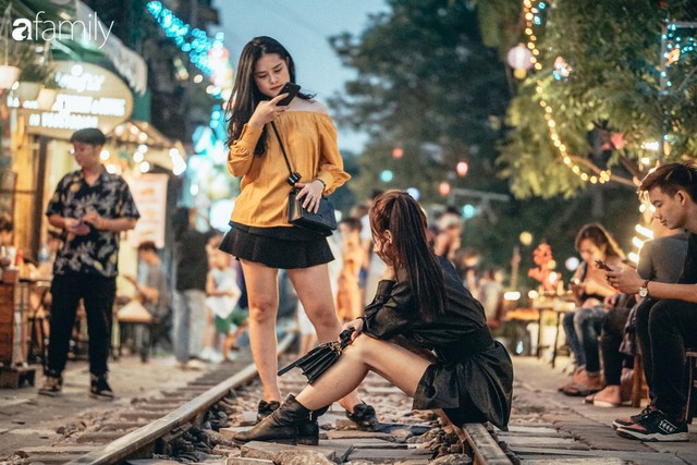 Đi uống cà phê ở phố đường tàu Phùng Hưng: Sự nhếch nhác đằng sau những tấm ảnh đẹp, nguy hiểm cận kề chỉ vài chục cm! - Ảnh 47.