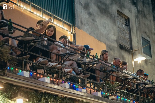Đi uống cà phê ở phố đường tàu Phùng Hưng: Sự nhếch nhác đằng sau những tấm ảnh đẹp, nguy hiểm cận kề chỉ vài chục cm! - Ảnh 53.