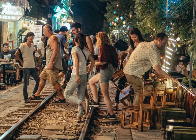 Đi uống cà phê ở phố đường tàu Phùng Hưng: Sự nhếch nhác đằng sau những tấm ảnh đẹp, nguy hiểm cận kề chỉ vài chục cm! - Ảnh 55.