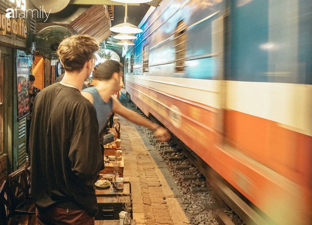 Đi uống cà phê ở phố đường tàu Phùng Hưng: Sự nhếch nhác đằng sau những tấm ảnh đẹp, nguy hiểm cận kề chỉ vài chục cm! - Ảnh 62.