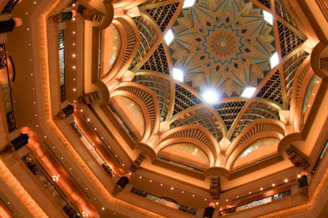 Bên trong khách sạn dát vàng 3 tỷ USD ở Abu Dhabi - Ảnh 1.