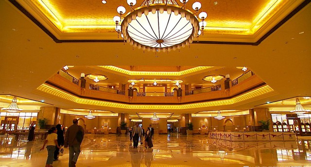 Bên trong khách sạn dát vàng 3 tỷ USD ở Abu Dhabi - Ảnh 2.