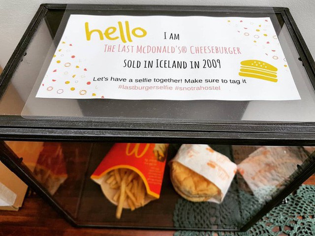 Suất ăn nhanh McDonald cuối cùng của Iceland được trưng bày tủ kính như tác phẩm nghệ thuật, 10 năm rồi vẫn chưa bị phân hủy - Ảnh 1.